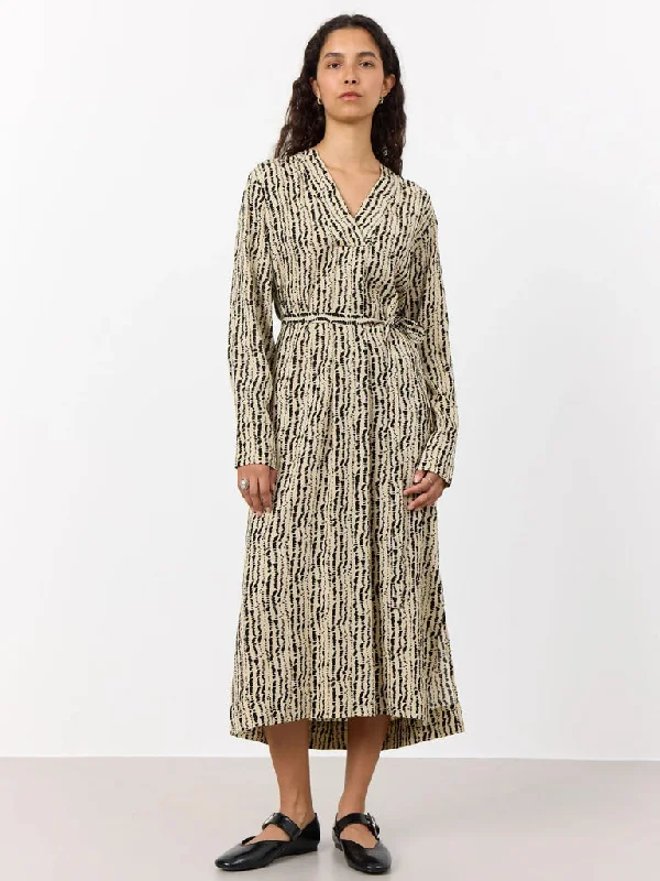 Casual Chic DressLevete Room Ingrid Midi Dress in Sand