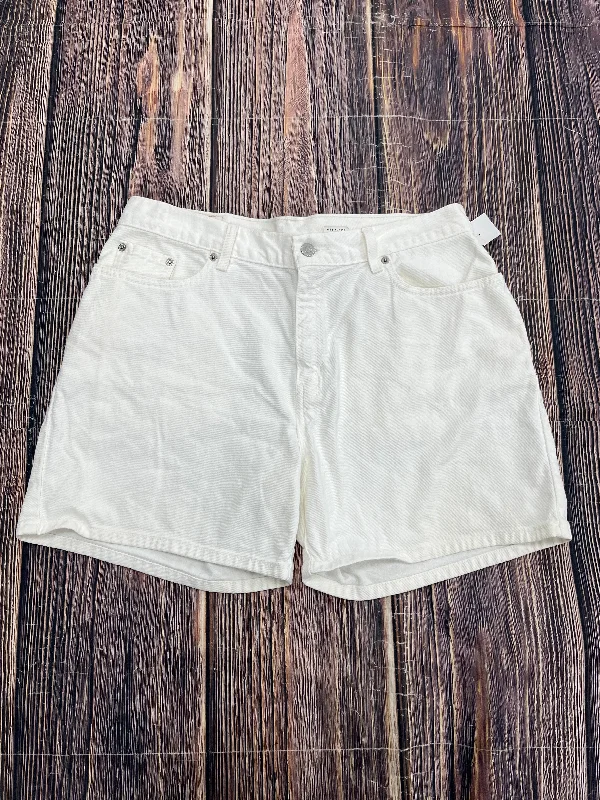 women's adventure shortsShorts By Levis  Size: 14