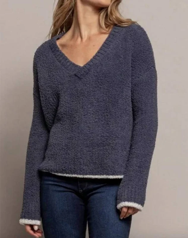 Funky SweatersV-Neck Sweater In Deep Blue